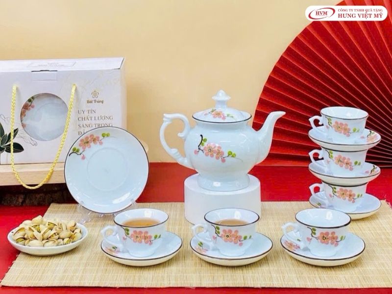 Bộ bình rót nước kèm ly thủy tinh in logo làm quà tặng cuối năm cho nhân viên đón tiếp khách ngày Tết.