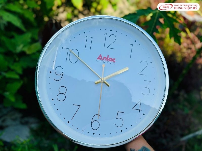 Đồng hồ treo tường in logo kim trôi êm ái, quà tặng tiệc tất niên mang ý nghĩa bình an, may mắn.