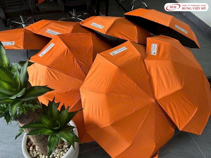 Ô dù cầm tay gấp gọn che mưa nắng, giải pháp quà tặng doanh nghiệp cuối năm có độ bền cao.