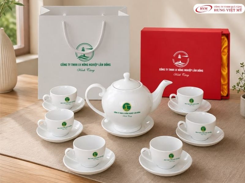 Bộ ấm trà gốm sứ là quà Tết tặng khách hàng VIP và đối tác chiến lược.