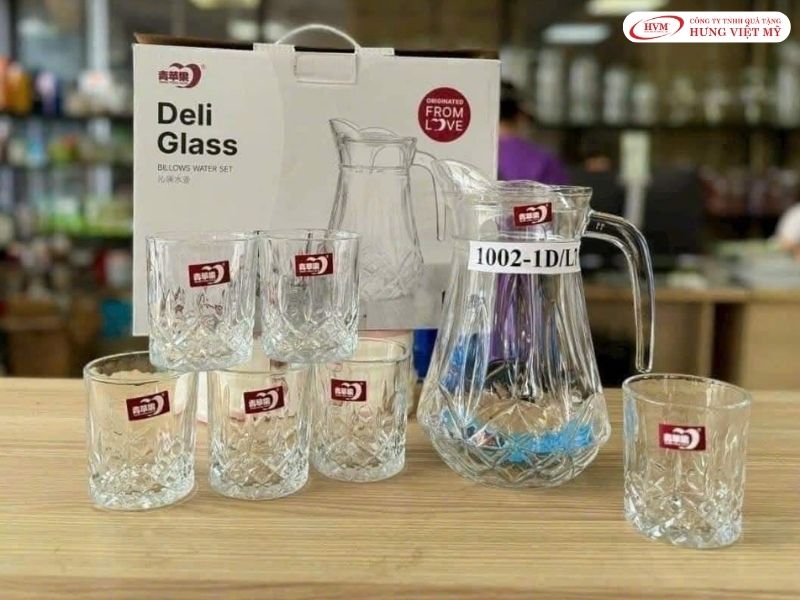 Bộ bình ly thủy tinh là quà Tết cho khách hàng dùng được cả ở gia đình lẫn văn phòng.