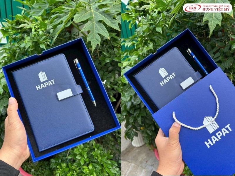Bộ Giftset văn phòng gồm sổ tay dập chìm logo và bút kim loại khắc tên đặt trong hộp xi lót nhung cao cấp.