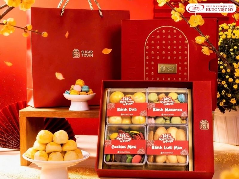 Hộp bánh kẹo Tết với thiết kế hoa xuân rực rỡ, thích hợp làm quà tặng tri ân khách hàng đại trà số lượng lớn.