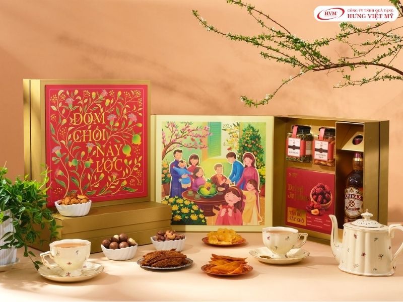 Hộp quà tết cho khách hàng VIP phối hợp rượu vang nhập khẩu cùng đặc sản cao cấp, thể hiện sự sang trọng và chu đáo.
