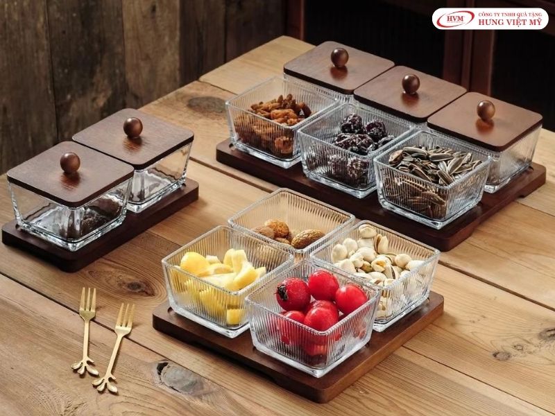 Khay bánh mứt bằng gỗ khắc logo chìm, giữ được nét mộc mạc của chất liệu tự nhiên.