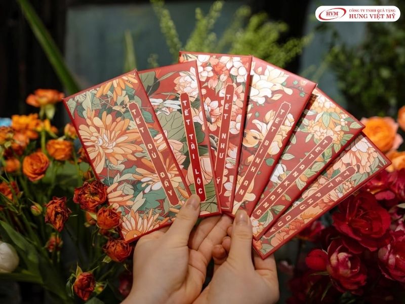 Set bao lì xì kèm thiệp chúc được gửi cùng đơn hàng cuối năm cho khách hàng.
