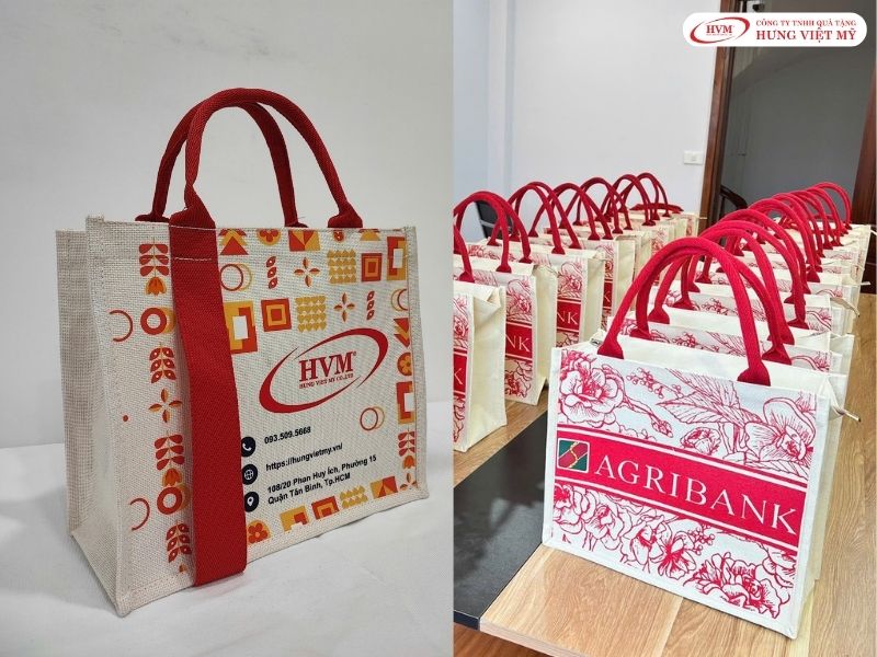 Túi vải canvas in logo là quà tặng khách hàng dịp Tết gắn với thông điệp giảm rác thải nhựa.