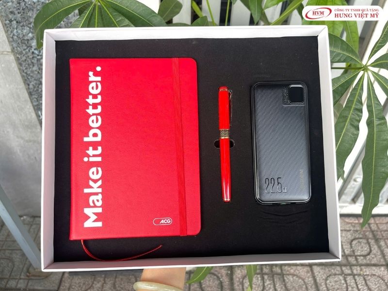 Xưởng sản xuất quà tặng của Hưng Việt Mỹ trực tiếp gia công đơn hàng quà Tết cho doanh nghiệp.