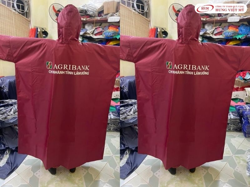 Áo mưa cánh dơi vải dù chống thấm in logo ngân hàng kích thước lớn rõ nét.