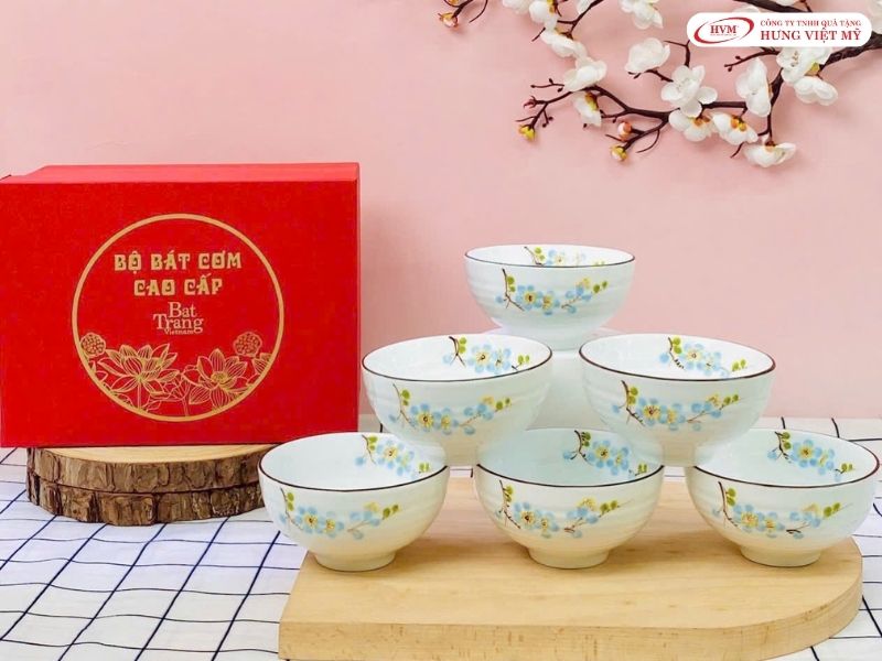 Bộ 6 chén ăn Bát Tràng men trắng in logo ngân hàng đựng trong hộp quà chỉn chu.