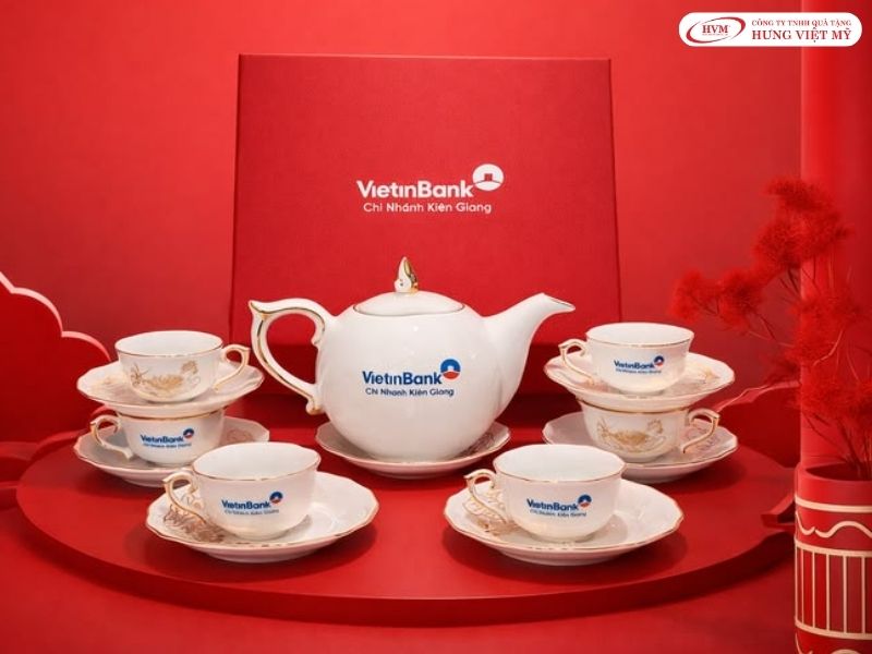 Bộ ấm chén gốm sứ Bát Tràng in logo mạ chỉ vàng sang trọng cho khách hàng VIP ngân hàng.