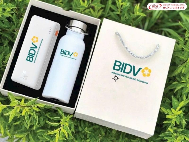 Bộ giftset quà tặng ngân hàng sang trọng đặt trong hộp cứng lót mút nhung định hình.