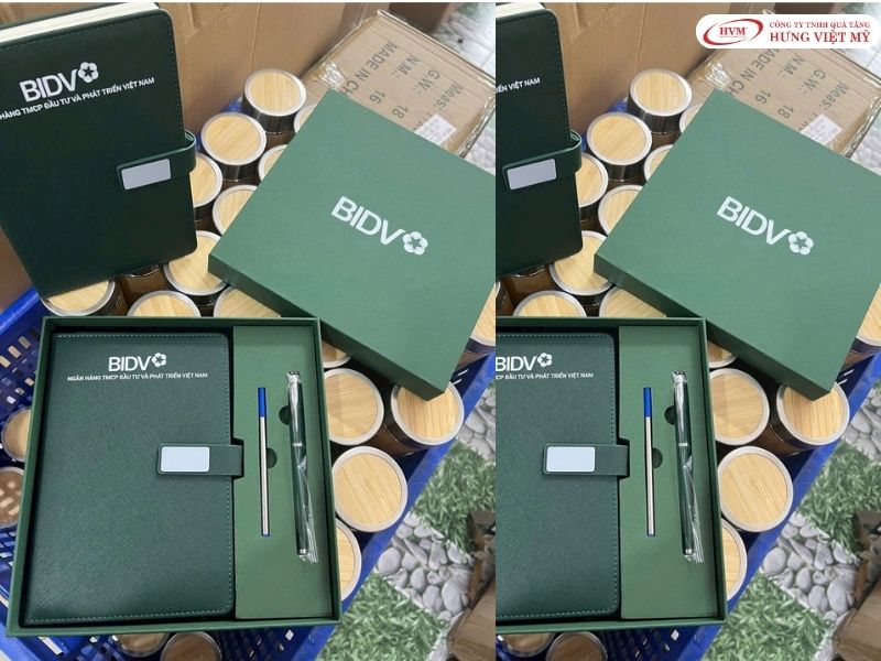 Bộ giftset quà tặng hội nghị ngân hàng gồm sổ da và bút kim loại sang trọng.