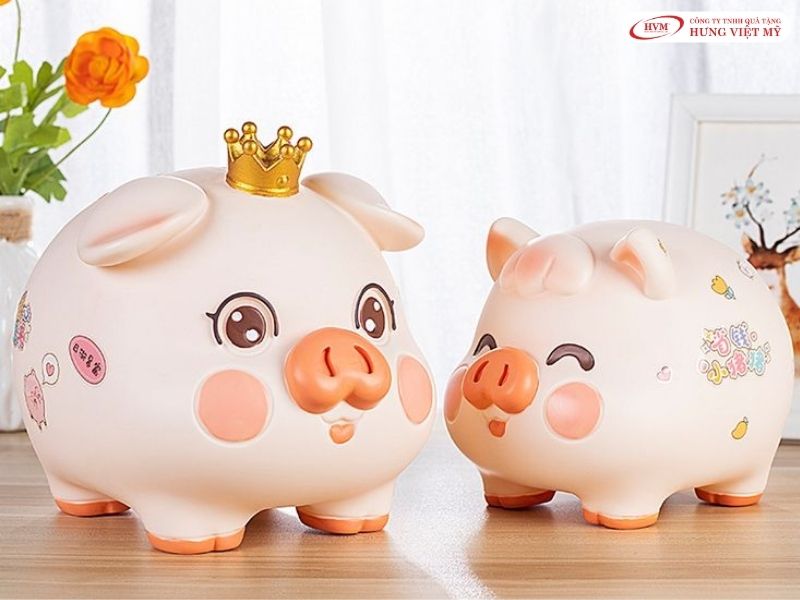 Heo đất tiết kiệm Bát Tràng in màu nhận diện ngân hàng mang ý nghĩa tích lũy tài lộc.