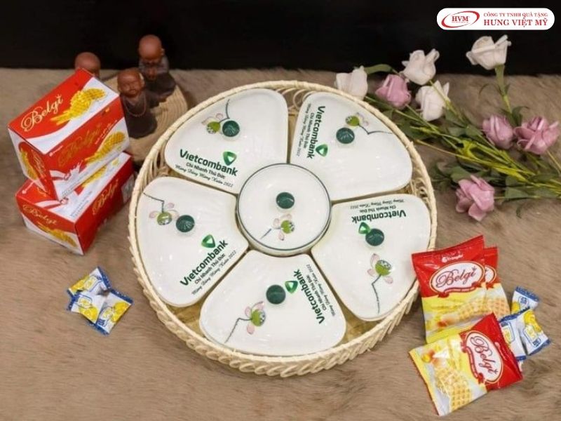 Khay mứt Tết gốm sứ 5 cánh kèm đế mây tự nhiên in logo ngân hàng dịp cuối năm.