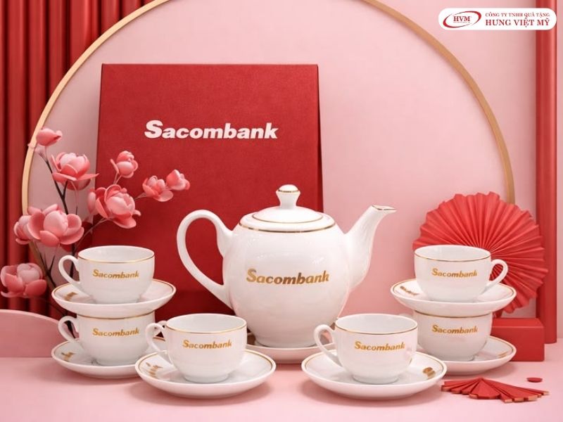 Kiểm tra độ nét của logo và màu sắc trên sản phẩm mẫu trước khi đặt may in hàng loạt.