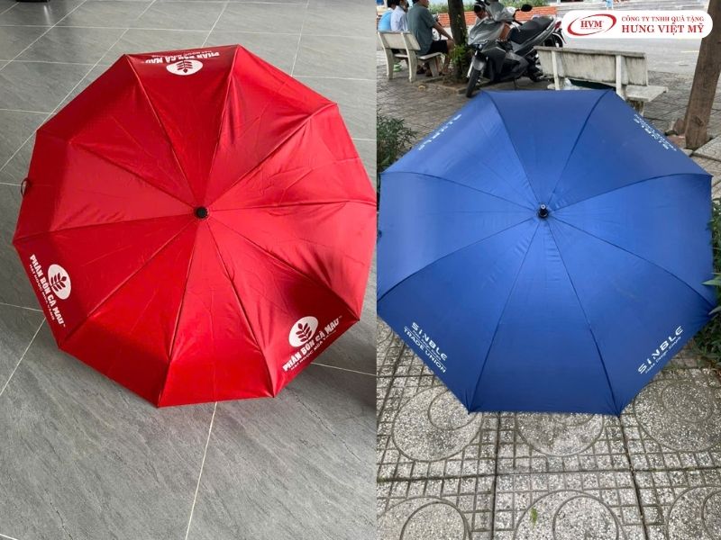 Ô dù cầm tay in logo ngân hàng tán rộng cản tia UV hiệu quả khi đi dưới trời nắng mưa.