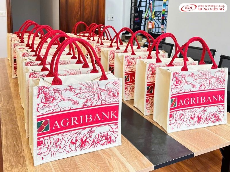 Túi vải canvas in logo ngân hàng dày dặn, bền đẹp hỗ trợ lối sống xanh.