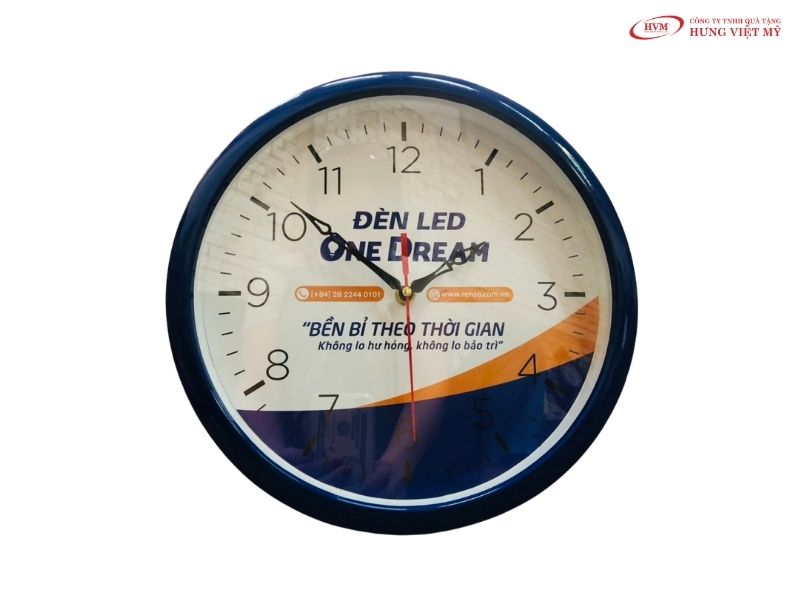 Đồng hồ treo tường in logo và số điện thoại hỗ trợ, vật phẩm trang trí bền bỉ với thời gian.