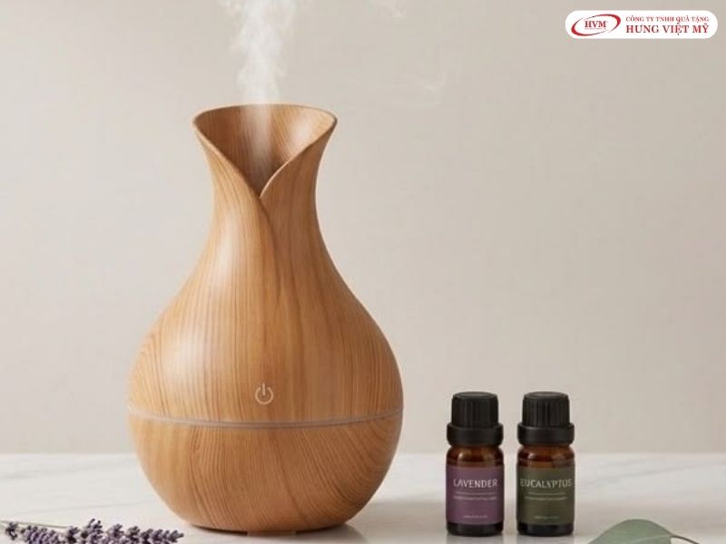 Máy khuếch tán tinh dầu sóng siêu âm, món quà tặng thư giãn đặc trưng của các khu spa và nghỉ dưỡng.