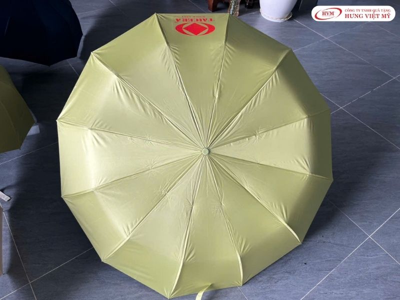 Ô dù gấp mở tự động in logo trên các múi dù, vật dụng đồng hành tiện lợi khi ra vào khách sạn.