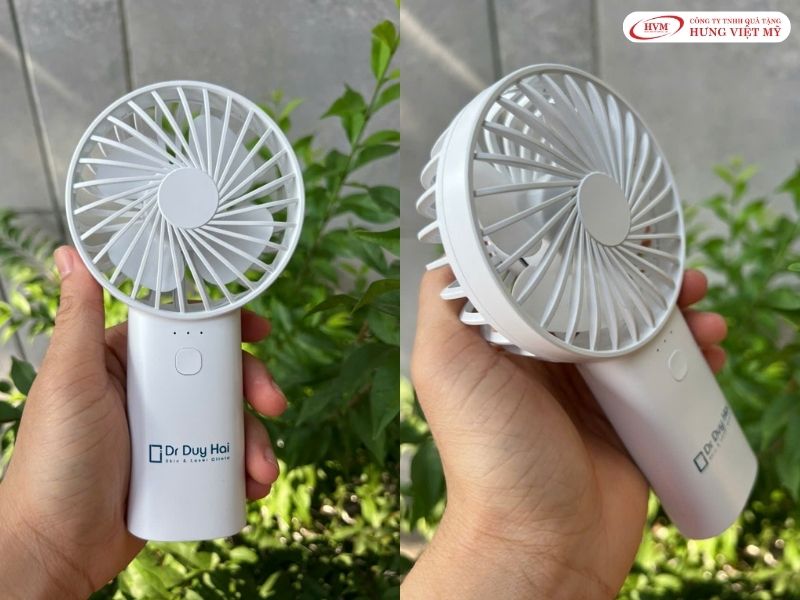 Quạt sạc pin mini cầm tay nhỏ gọn, món quà giải nhiệt được nhiều đoàn tour du lịch yêu thích.