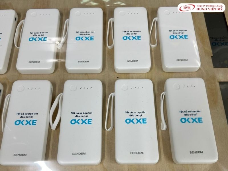 Pin sạc dự phòng dung lượng chuẩn 10.000mAh in logo, giải pháp tiện lợi cho du khách suốt ngày dài.