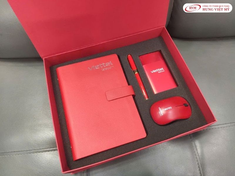 Bộ quà tặng công nghệ gồm chuột không dây và cáp sạc tiện ích dành cho khách lưu trú thương gia.