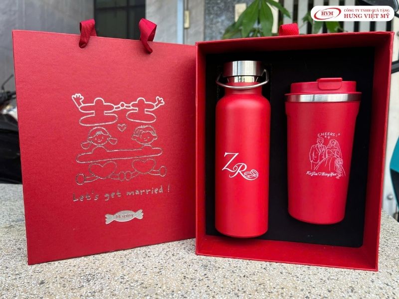 Logo in sắc nét, bố cục cân đối giúp món quà tặng khách sạn thêm phần tinh tế.