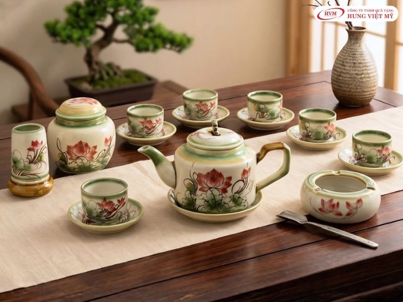 Bộ ấm chén Bát Tràng men trắng in logo chìm dưới men, phù hợp tặng dịp lễ Tết.