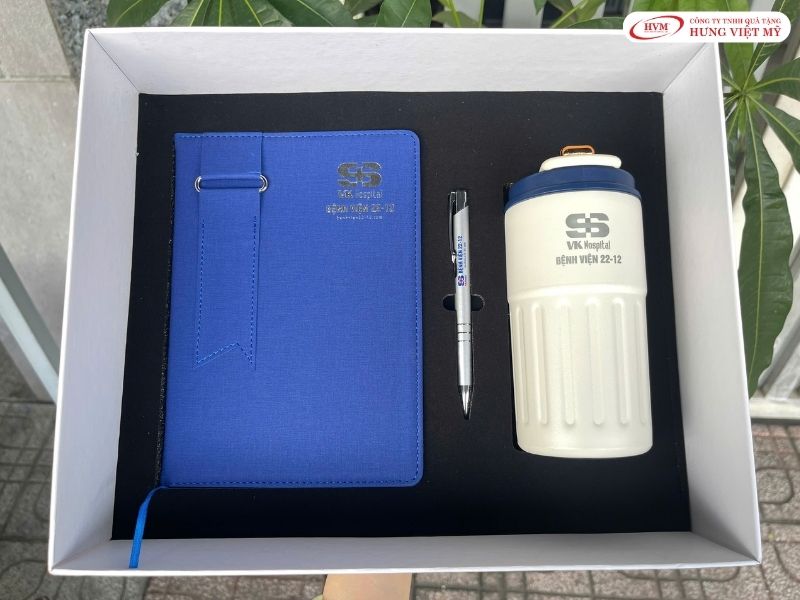 Bộ giftset gồm bình giữ nhiệt, sổ tay và bút ký đóng hộp đồng bộ theo thương hiệu.