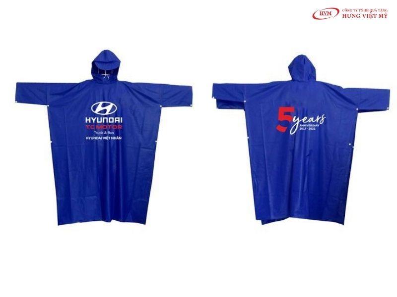 Áo mưa cánh dơi in logo khổ lớn sau lưng, tạo nhận diện thương hiệu khi di chuyển.