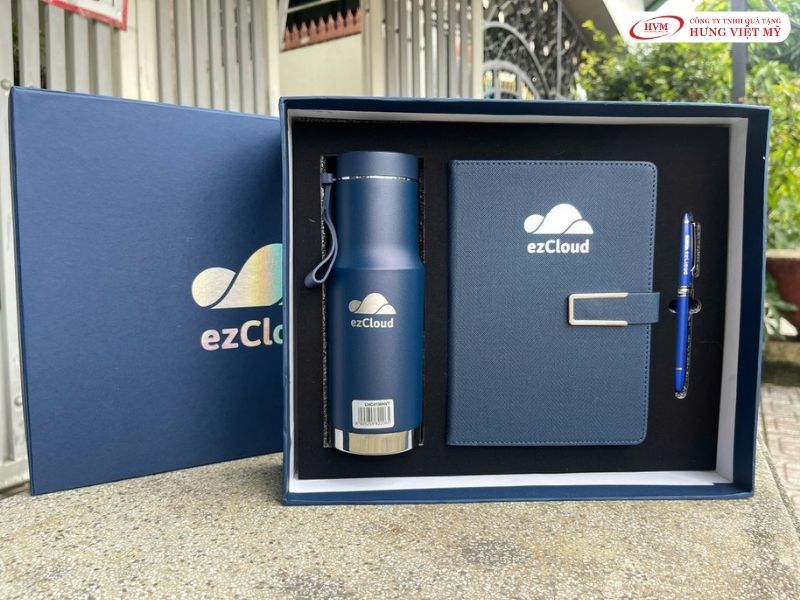 Quà tặng trao cùng bộ hợp đồng giúp khoảnh khắc bàn giao trở nên chuyên nghiệp hơn.