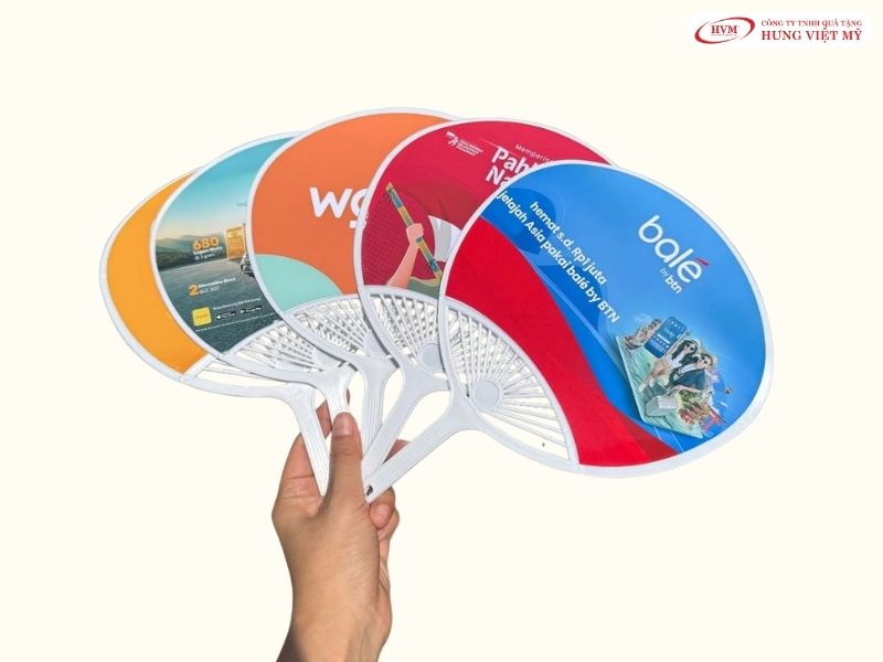 Mặt sau quạt được tận dụng in hotline và mã QR dẫn về trang tư vấn của doanh nghiệp.