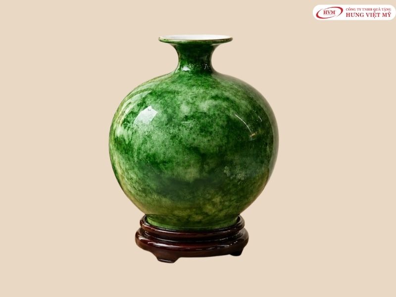Bình hút lộc Bát Tràng vẽ vàng kim mang lời chúc may mắn, hanh thông gửi đến các cơ sở giáo dục