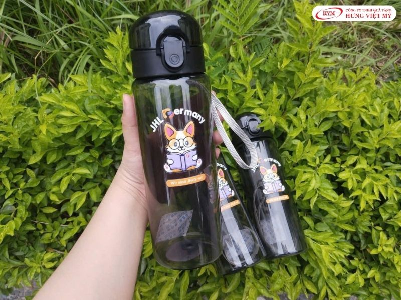 Sản phẩm bình nước in logo trường học năng động, rất được học sinh và sinh viên ưa chuộng