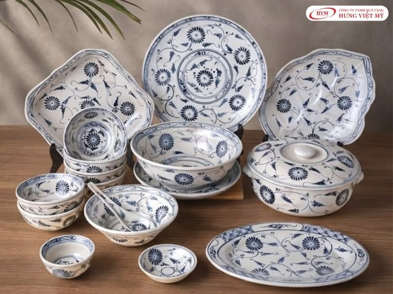 Bộ bát đĩa Bát Tràng cao cấp là món quà tặng công đoàn giáo dục ấm cúng và đầy ý nghĩa.