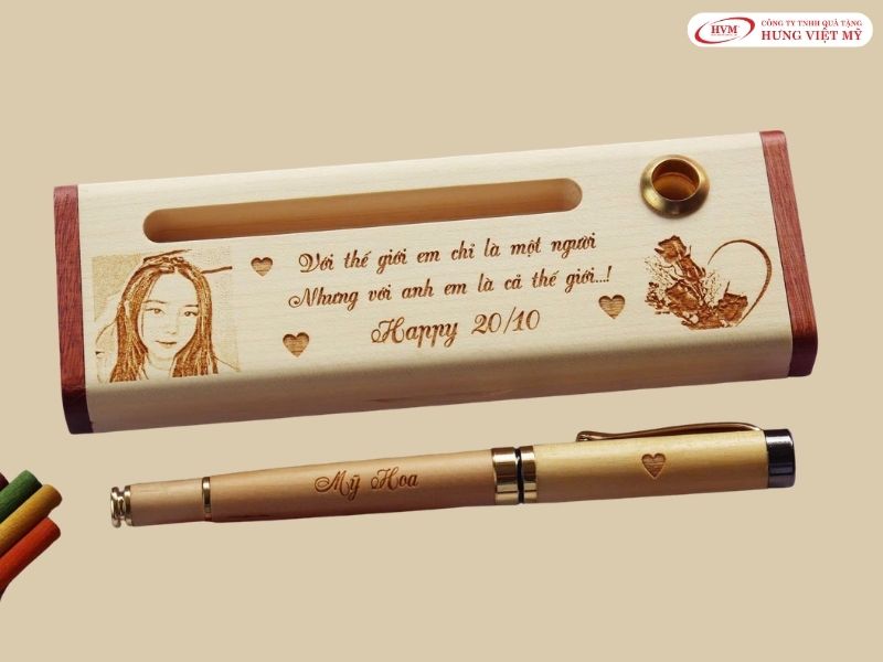 Bút ký kim loại khắc tên riêng là món quà tặng giáo viên đầy ý nghĩa, đồng hành cùng từng trang giáo án