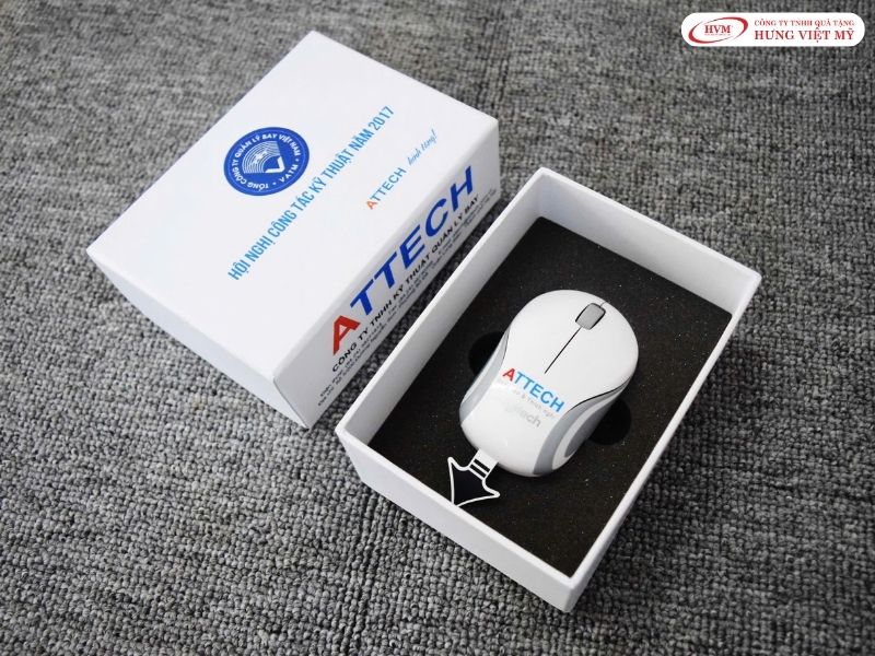 Chuột không dây in logo hỗ trợ giảng viên lật chuyển slide bài giảng linh hoạt.
