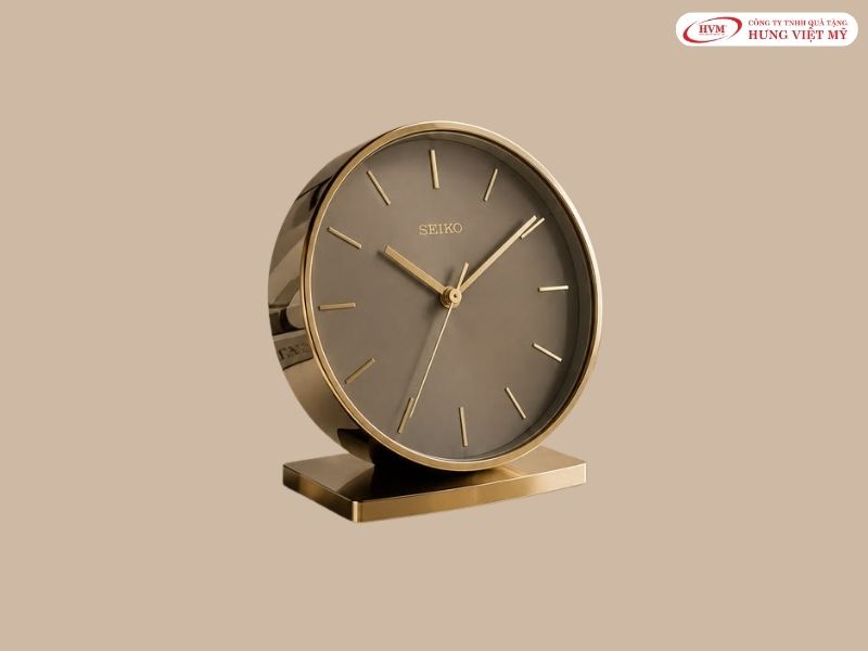 Đồng hồ để bàn in khắc logo trường học nhắc nhở giá trị quý báu của thời gian và kỷ niệm xưa.