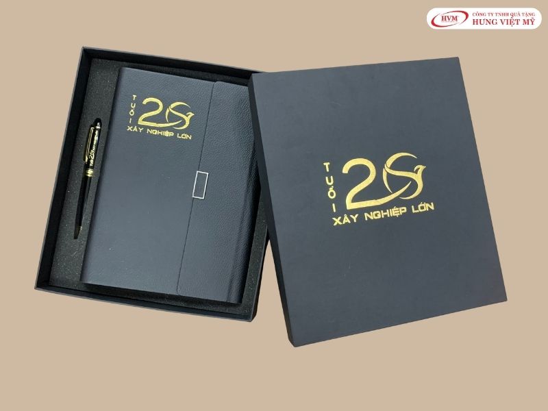 Bộ giftset sổ da và bút ký kim loại định hình sang trọng, phù hợp làm quà tặng đại biểu hội nghị.