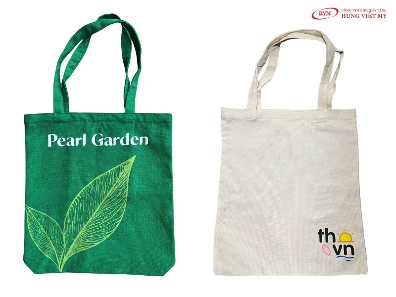 Túi Canvas in logo hội nghị giáo dục vừa đựng tài liệu vừa là phụ kiện thời trang xanh thân thiện.