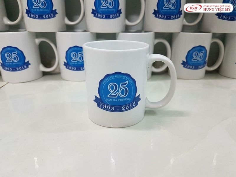 Ly sứ men trắng in logo sắc nét, phù hợp làm quà tặng khách hàng tại hội thảo.