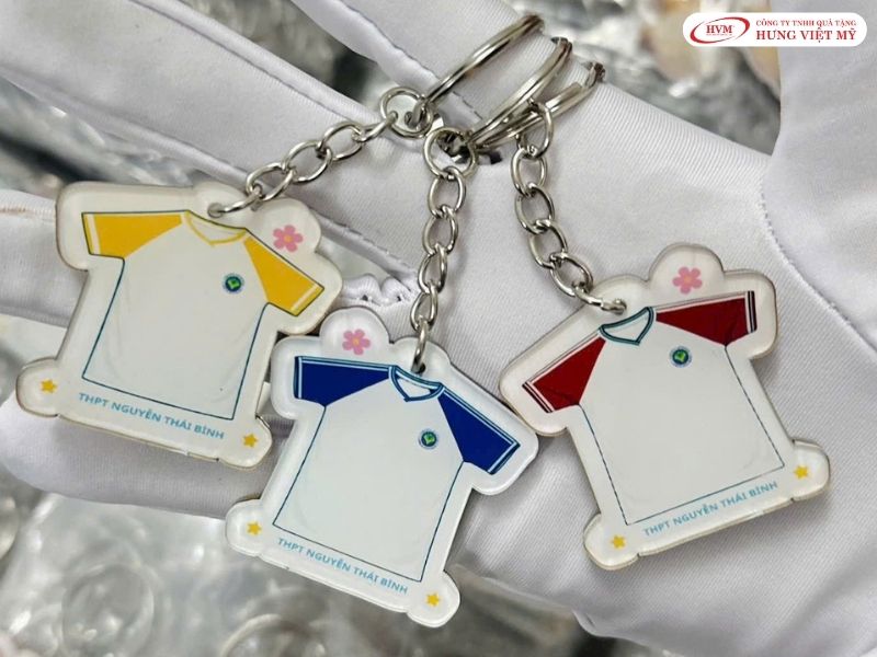 Móc khóa mica và cao su dẻo in logo với nhiều hình dáng khác nhau.