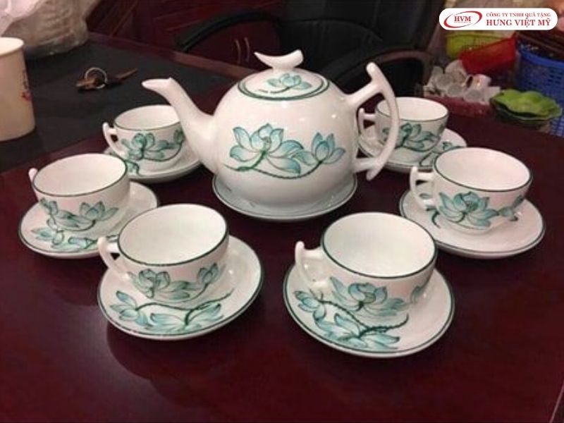 Bộ trà sứ dáng chuẩn in ấn logo bền màu, quà tặng gia dụng ý nghĩa dịp cuối năm.