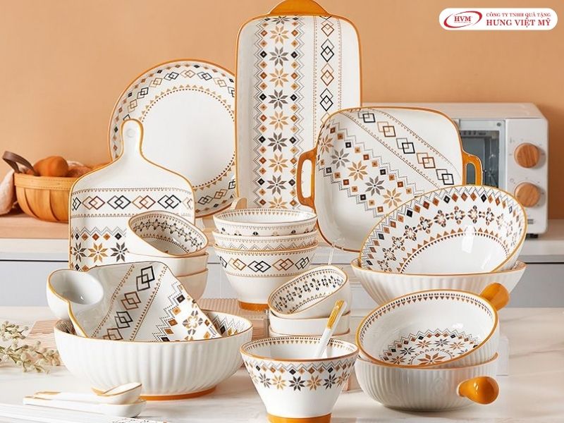 Set tô dĩa mâm cơm ngày Tết in nhận diện thương hiệu, nhắc nhớ hình ảnh tự nhiên.