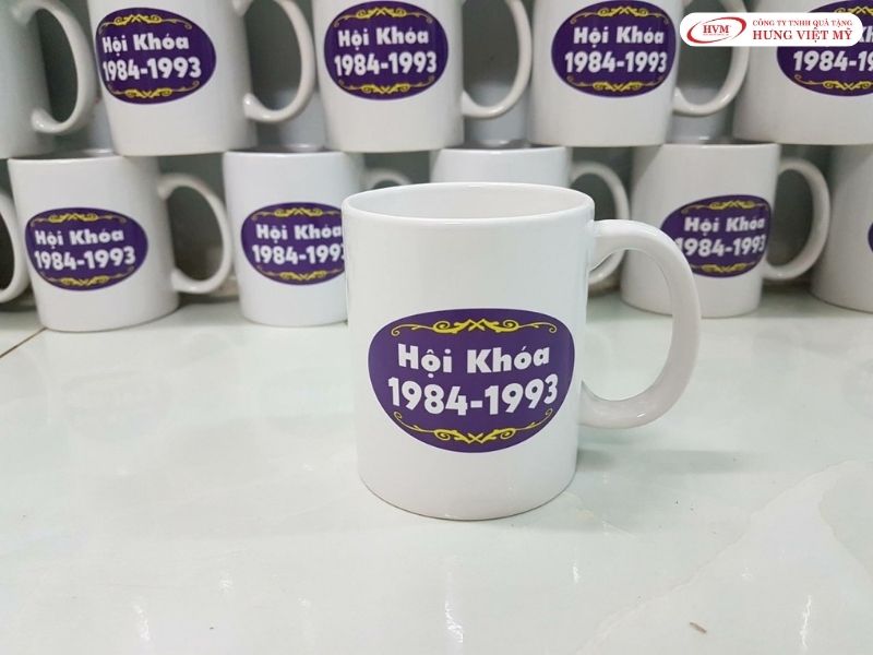 Ly sứ trắng có quai cầm in ấn logo chuẩn màu, quà tặng văn phòng nhỏ gọn bền đẹp.