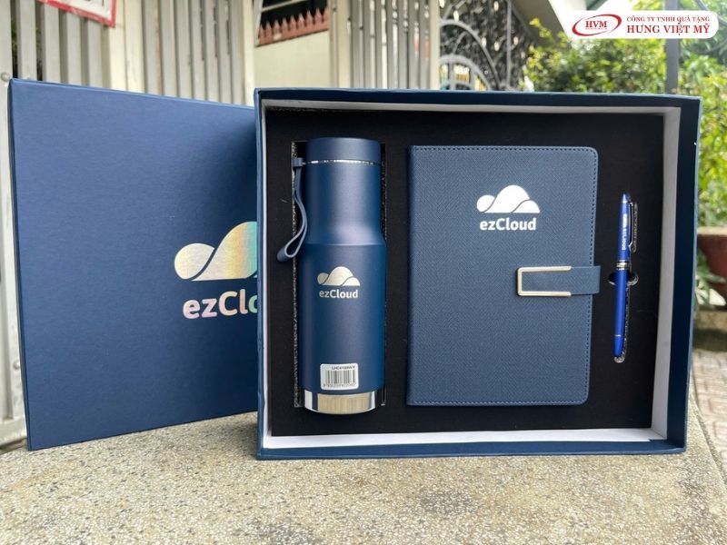 Giftset sổ tay bìa da kèm bút ký kim loại định hình trong hộp xi lót nhung cao cấp.