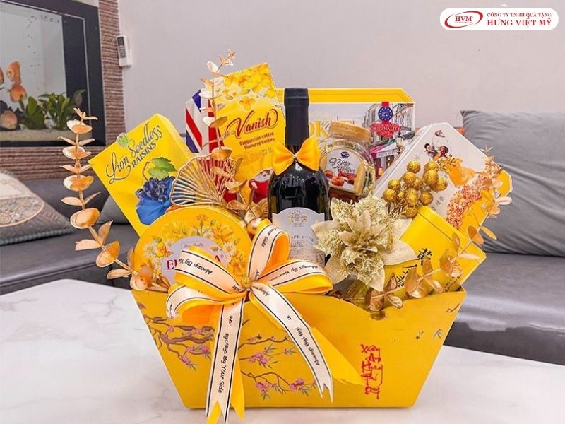 Giỏ quà Tết gói màng co đính nơ đỏ sang trọng, thích hợp biếu tặng khách hàng thân thiết.