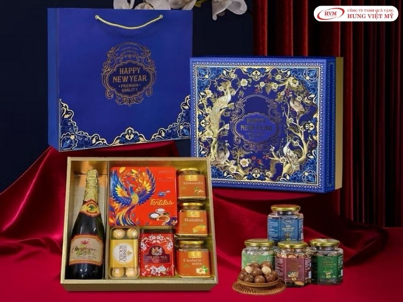 Mẫu hộp quà Tết thực phẩm kết hợp bánh mứt cổ truyền và hạt dinh dưỡng cao cấp.